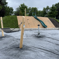 Travaux en cours - juillet 2024. Aire de jeux et glissade sur talus
