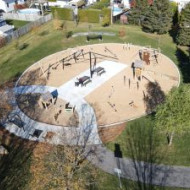 Réaménagement complété. Des nouvelles aires de jeu et de détente permettent de s’amuser, de se détendre ou de se rassembler en familles ou entre amis, tout en s’intégrant dans le cadre naturel et apaisant du parc.